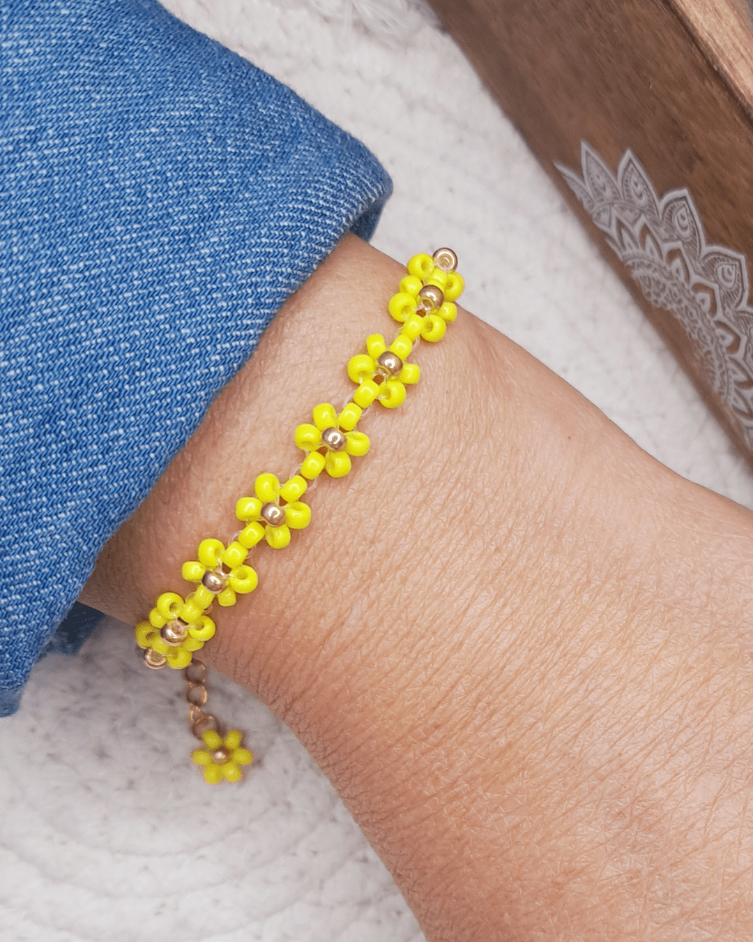 Oyartza Hontza bijoux : Bracelets fleurs de rocaille colorés, parfaits pour ajouter une touche de couleur à votre poignet et profiter des bienfaits de l'énergie des couleurs. Avec une fermeture avec chaînette en acier inoxydable doré pour s'adapter à un maximum de poignets.