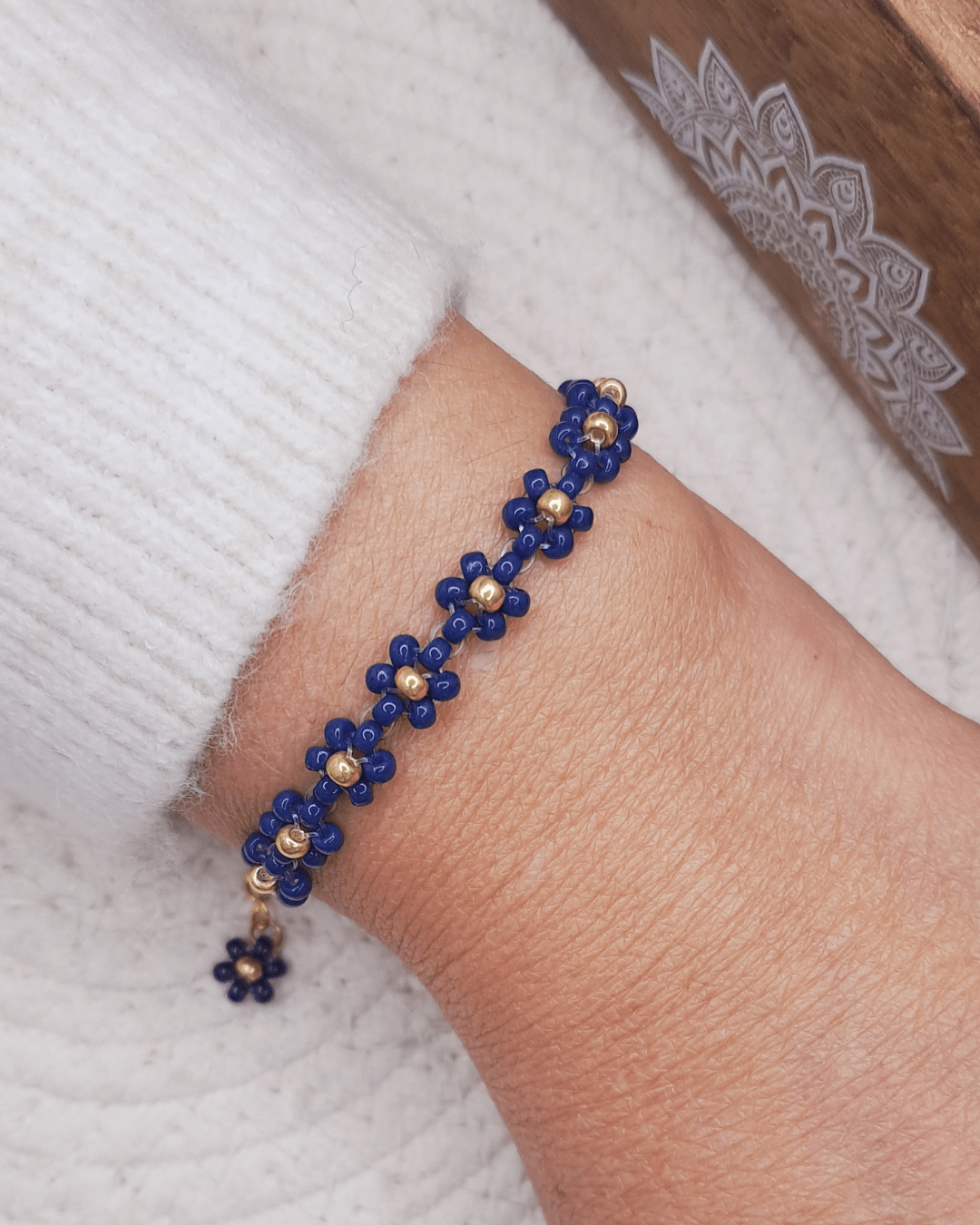 Oyartza Hontza bijoux : Bracelets fleurs de rocaille colorés, parfaits pour ajouter une touche de couleur à votre poignet et profiter des bienfaits de l'énergie des couleurs. Avec une fermeture avec chaînette en acier inoxydable doré pour s'adapter à un maximum de poignets.