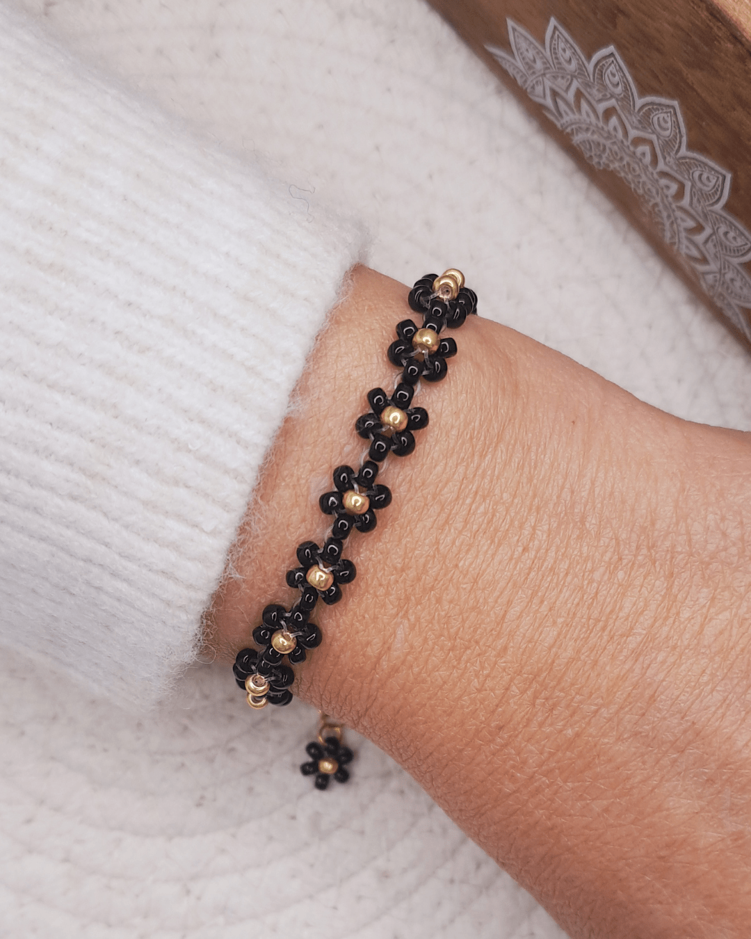 Oyartza Hontza bijoux : Bracelets fleurs de rocaille colorés, parfaits pour ajouter une touche de couleur à votre poignet et profiter des bienfaits de l'énergie des couleurs. Avec une fermeture avec chaînette en acier inoxydable doré pour s'adapter à un maximum de poignets.
