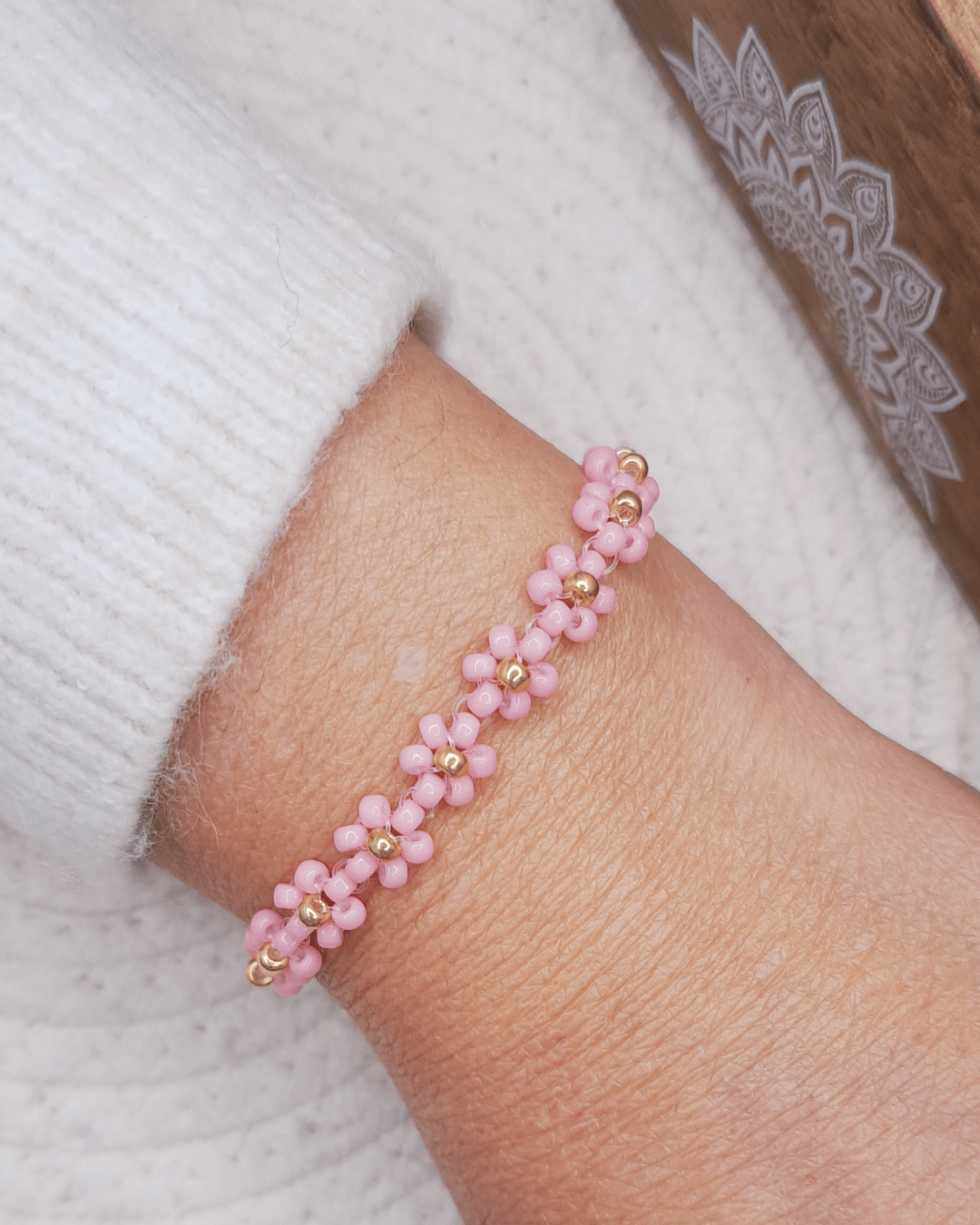 Oyartza Hontza bijoux : Bracelets fleurs de rocaille colorés, parfaits pour ajouter une touche de couleur à votre poignet et profiter des bienfaits de l'énergie des couleurs. Avec une fermeture avec chaînette en acier inoxydable doré pour s'adapter à un maximum de poignets.
