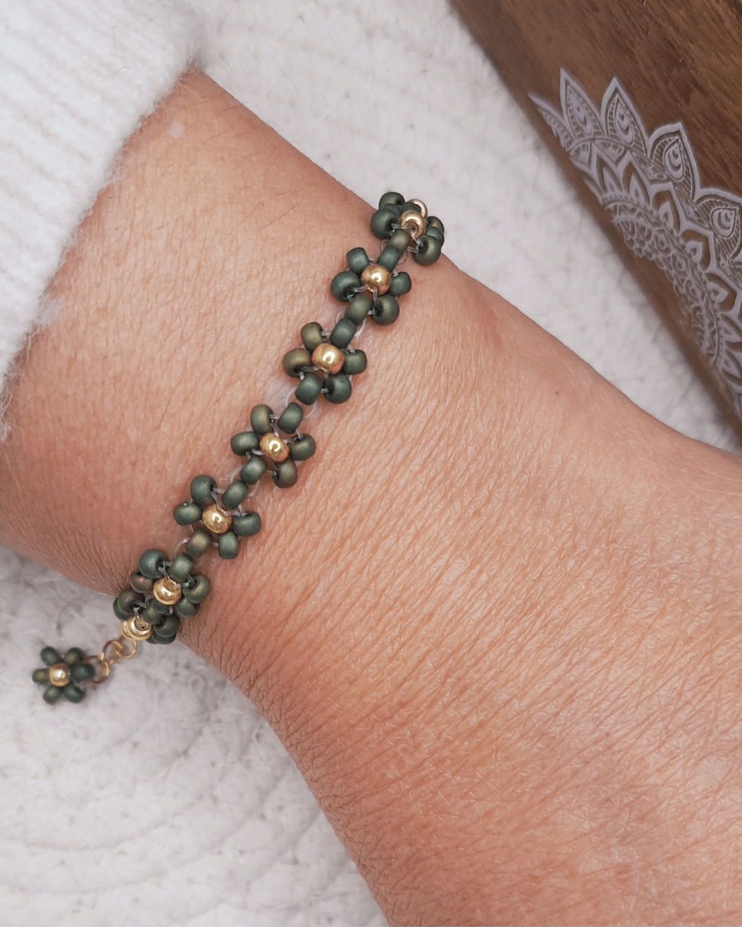 Oyartza Hontza bijoux : Bracelets fleurs de rocaille colorés, parfaits pour ajouter une touche de couleur à votre poignet et profiter des bienfaits de l'énergie des couleurs. Avec une fermeture avec chaînette en acier inoxydable doré pour s'adapter à un maximum de poignets.