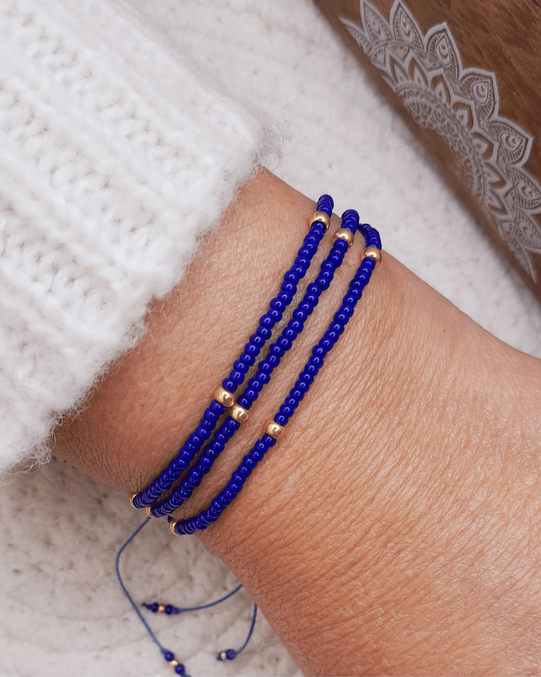 Bracelet multi-rangs Zelaka par Oyartza Hontza : Bijou coloré énergétique. Découvrez ce bijou unique fait main avec des perles de rocaille Miyuki. Retrouvez bien-être et équilibre grâce à l'énergie des couleurs.