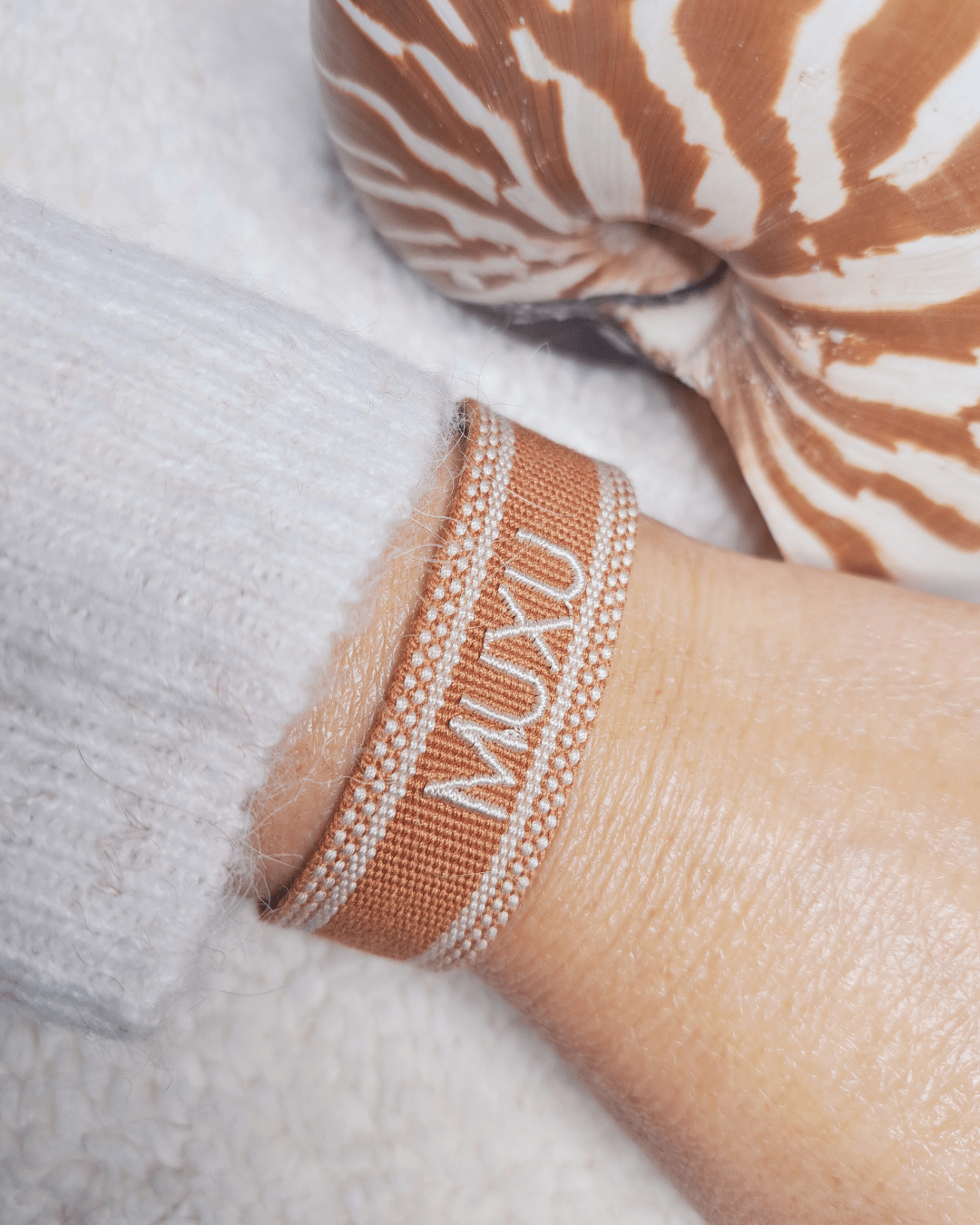 Bracelet tissé brodé 'Muxu' en tissu noisette, réglable avec nœud coulissant, bijou tendance