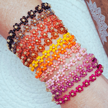 Oyartza Hontza bijoux : Bracelets fleurs de rocaille colorés, parfaits pour ajouter une touche de couleur à votre poignet et profiter des bienfaits de l'énergie des couleurs. Avec une fermeture avec chaînette en acier inoxydable doré pour s'adapter à un maximum de poignets.