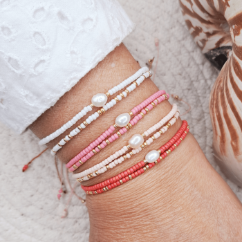 Bienvenue dans l'univers bohème avec le combo Mahana par Oyartza Hontza : 2 bracelets fins, des perles de rocaille Miyuki et une perle d'eau douce, pour un style unique.